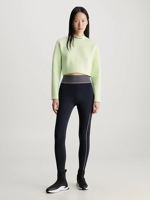 Top cropped com gola alta e logo