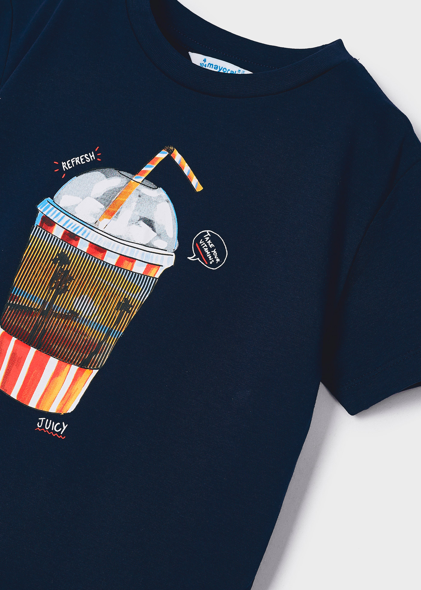 Camiseta infantil com estampa interativa, feita de algodão sustentável.