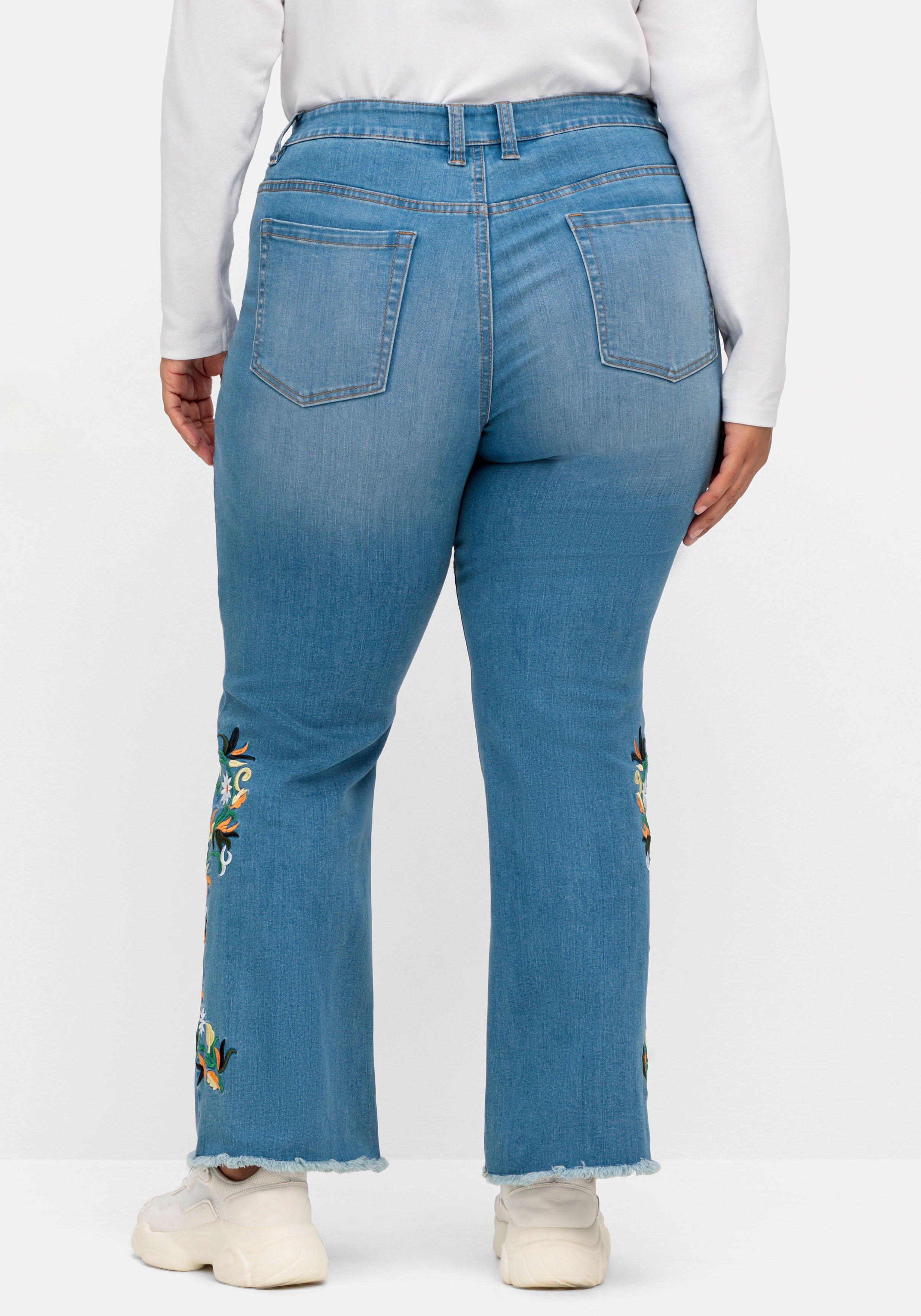 Bootcut-Jeans mit Blumenstickerei und Fransensaum