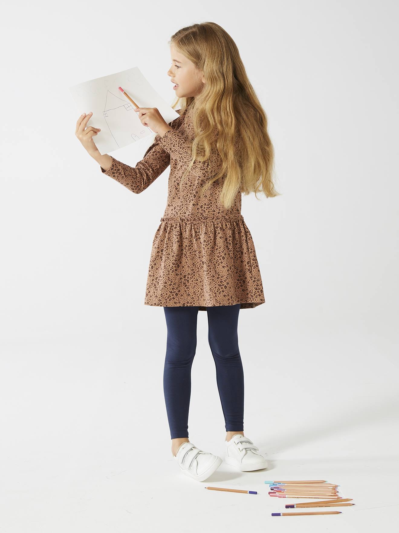 Leggings infantis com cós iridescente, pretas lisas com estampas.