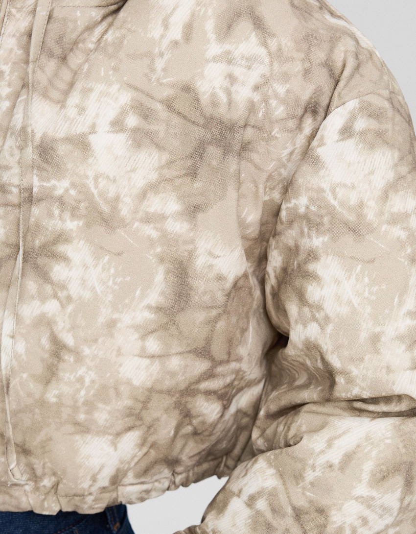 Jaqueta puffer cropped estampada com capuz.