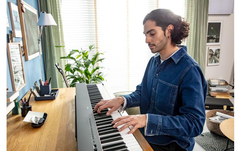 E-Piano P-225B<br>Kompaktes Digitalpiano mit Klang und Funktionen für fortgeschrittene Spieler
