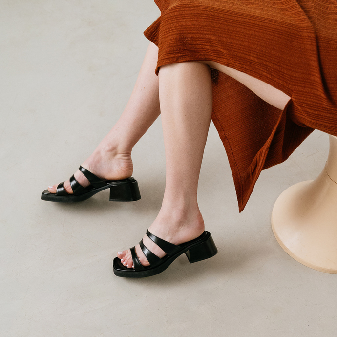 Mules à brides  en cuir glacé noir