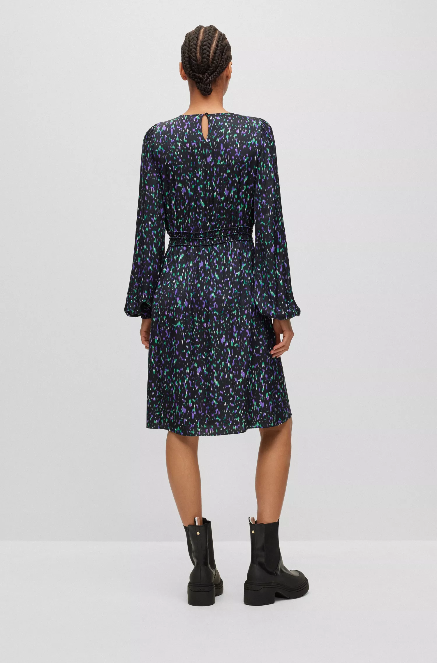 Vestido BOSS laranja com estampa floral abstrata e detalhes tomara que caia.