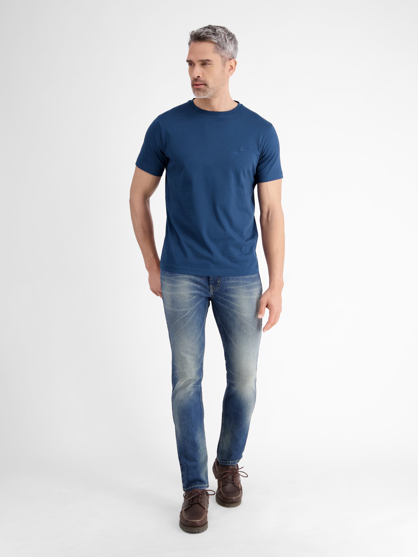 Basic T-Shirt mit Logostitck, unifarben