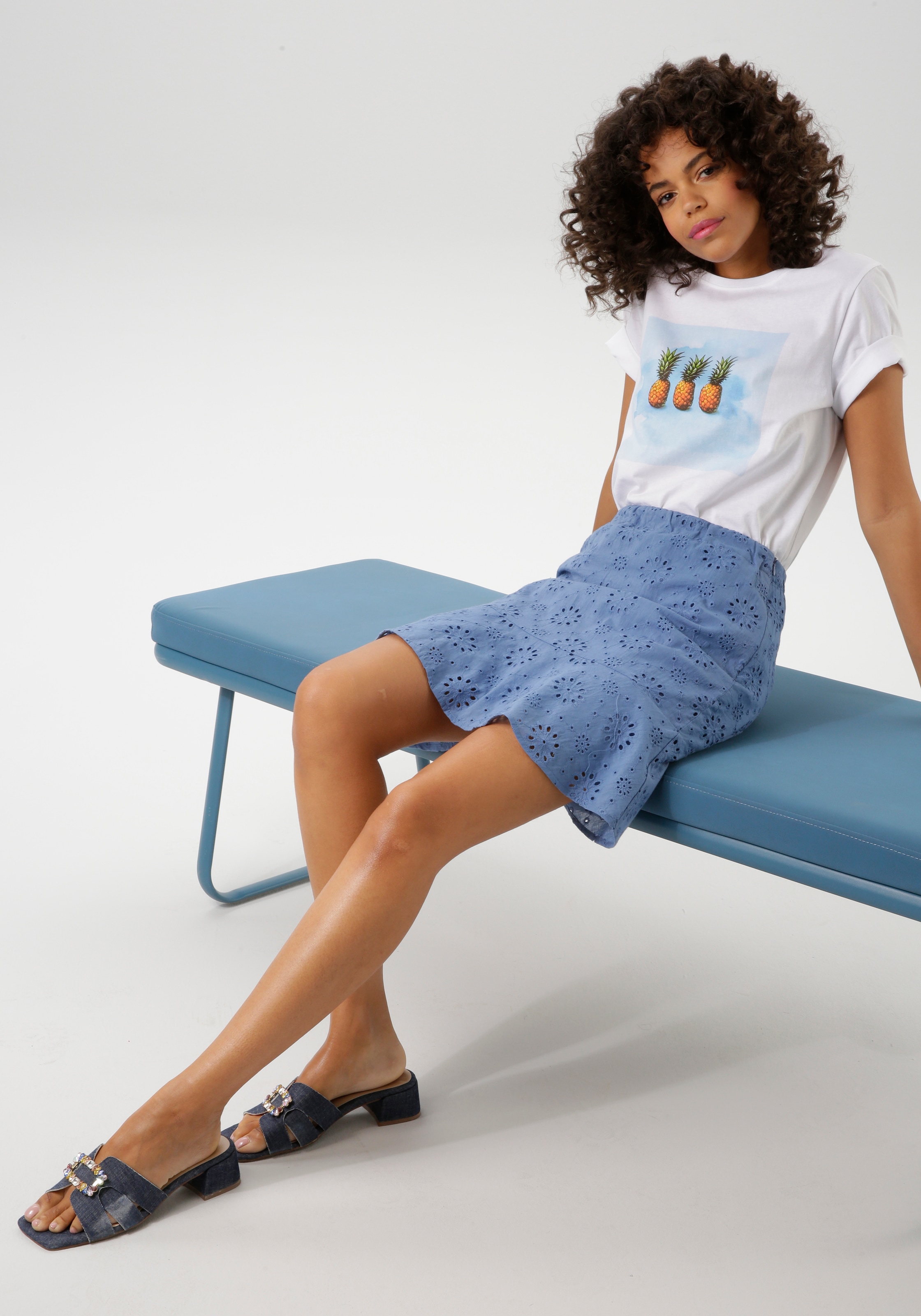 Aniston CASUAL Minirock , mit floraler Lochstickerei verziert