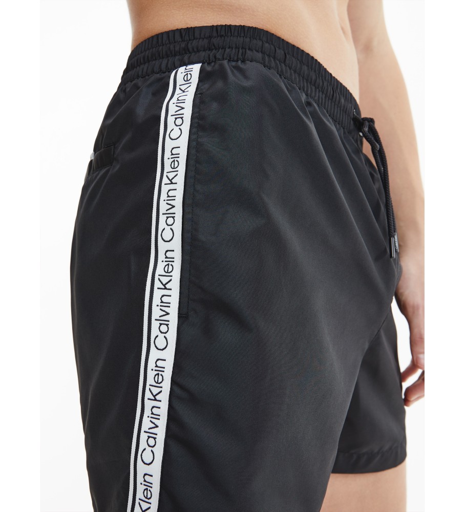 Calção de banho Calvin Klein de comprimento médio com fita com o logotipo, preto.