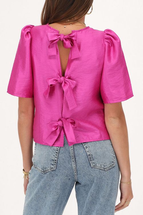 Roze top met geplooide mouwen en strikjes