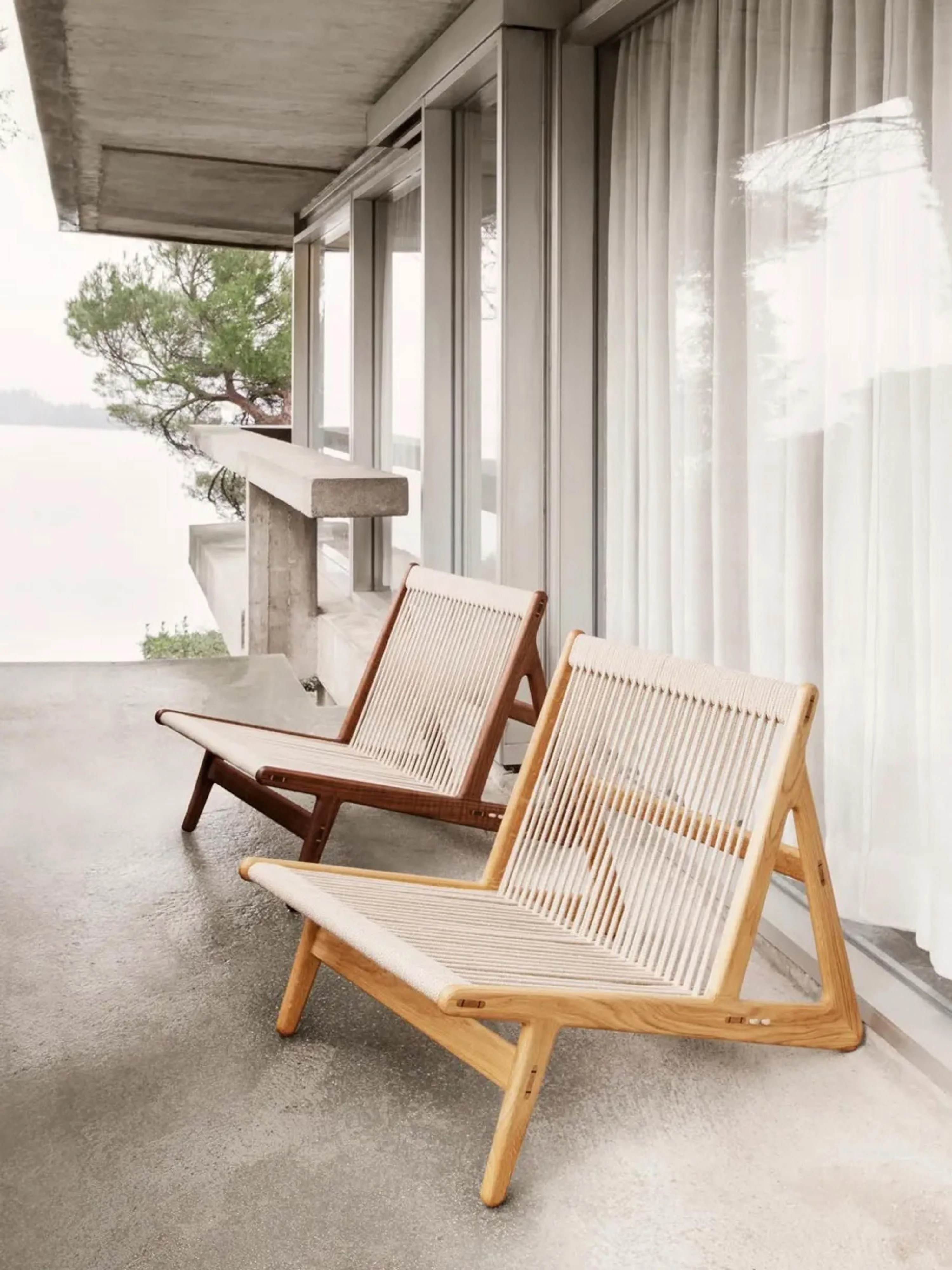 Handgemaakte loungefauteuil MR01 Initial van walnoothout met stoelkussen