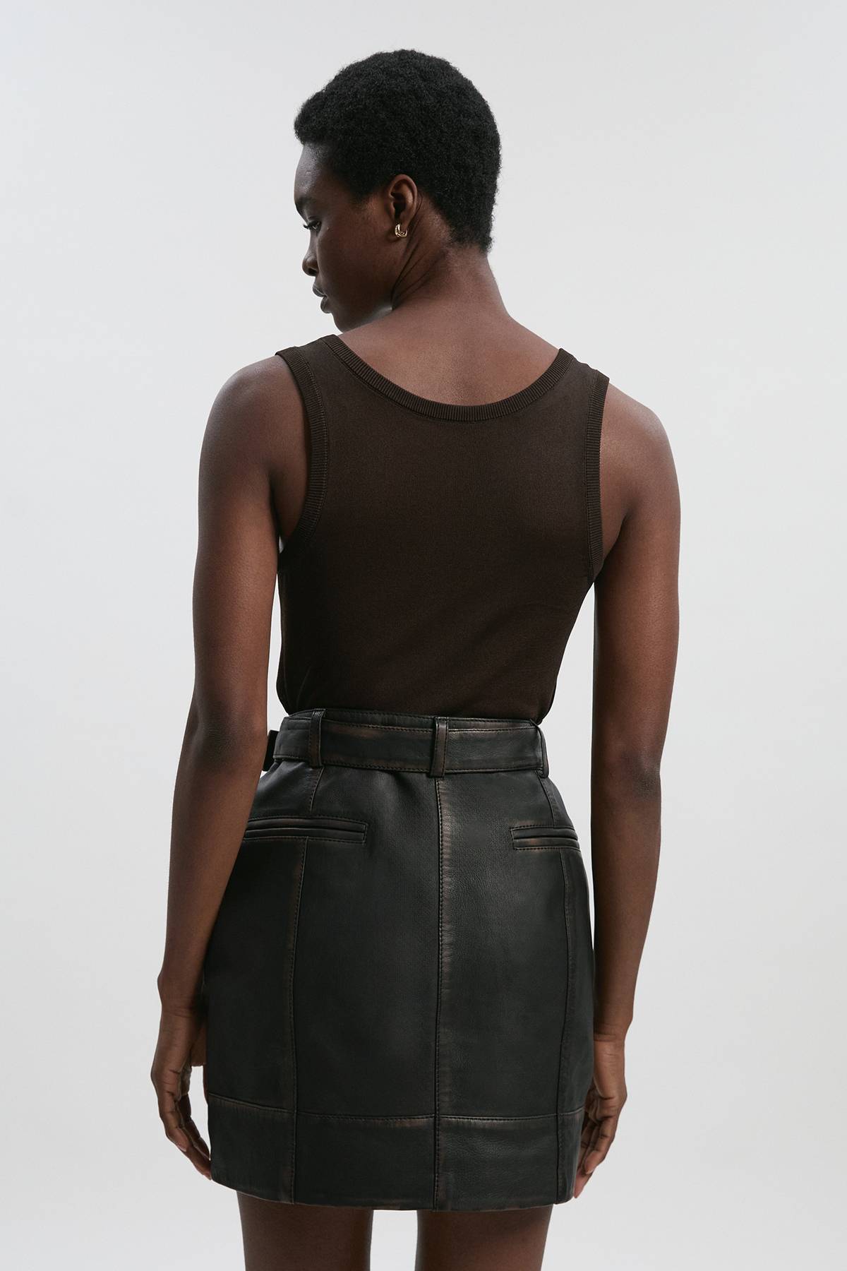 KarenMillen Mini-jupe en Cuir Délavé avec Ceinture