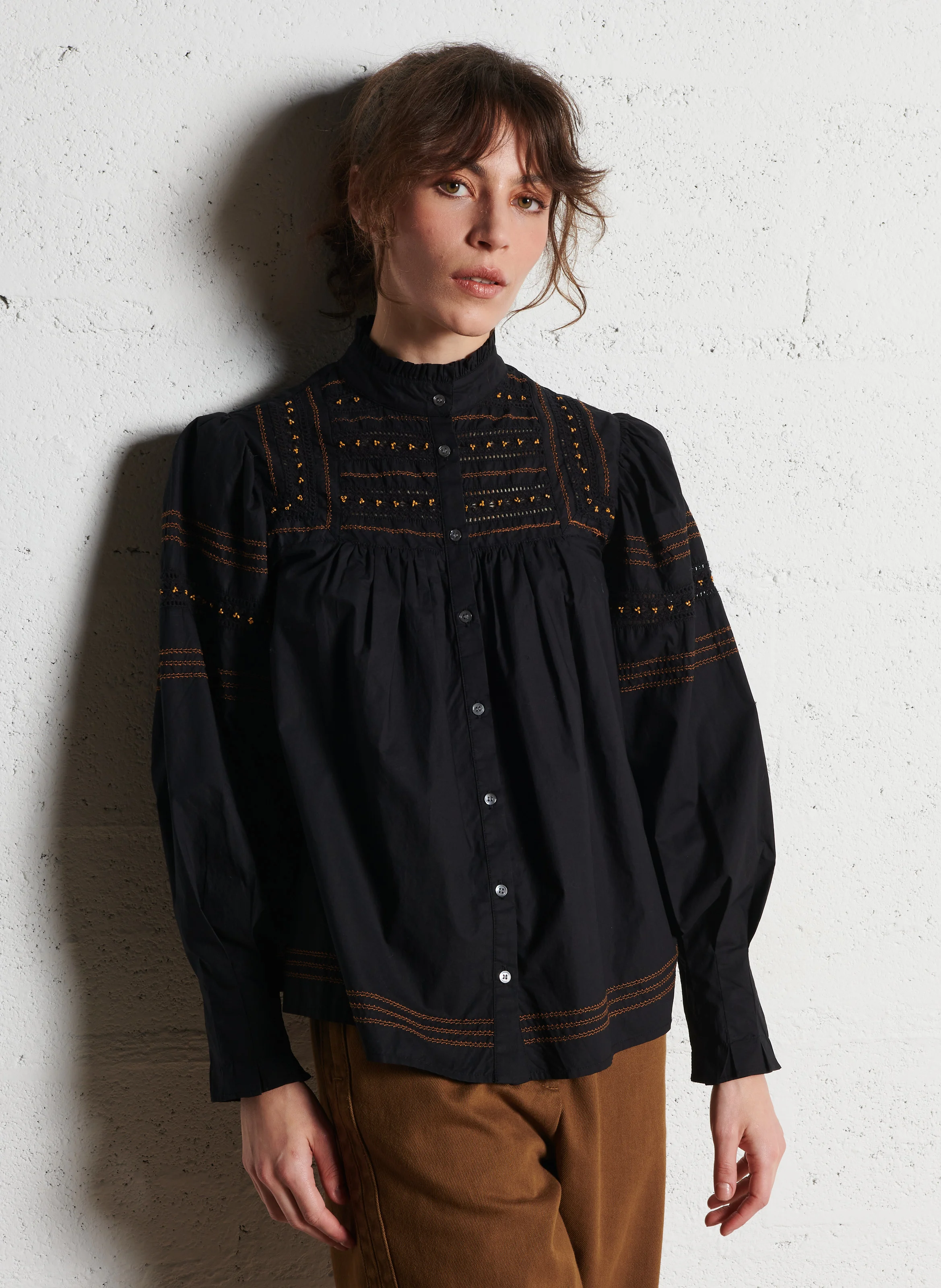 AMALYA - Blouse ample brodée en coton | Noir