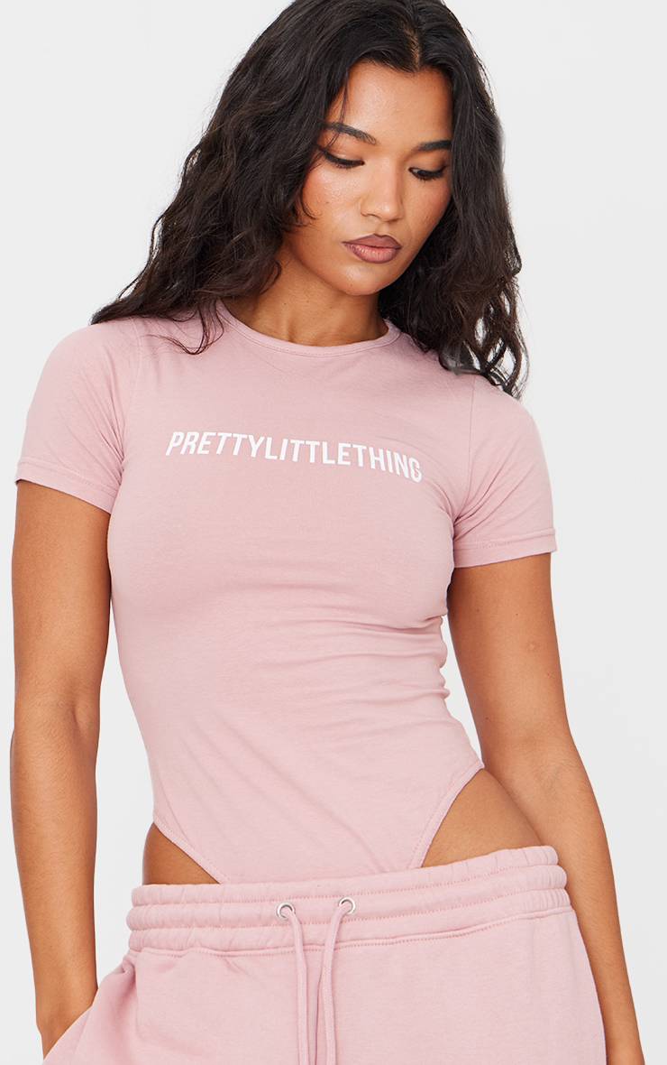 Rose Clair Body À Manches Courtes Avec Logo Prettylittlething