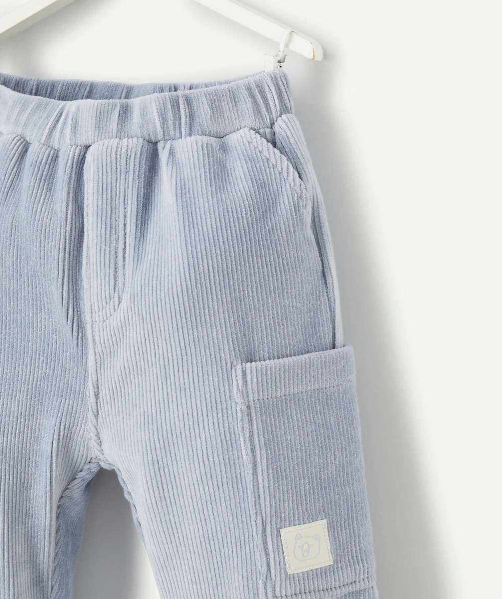 PANTALON DROIT BÉBÉ GARÇON EN VELOURS CÔTELÉ BLEU AVEC POCHES ET PATCH