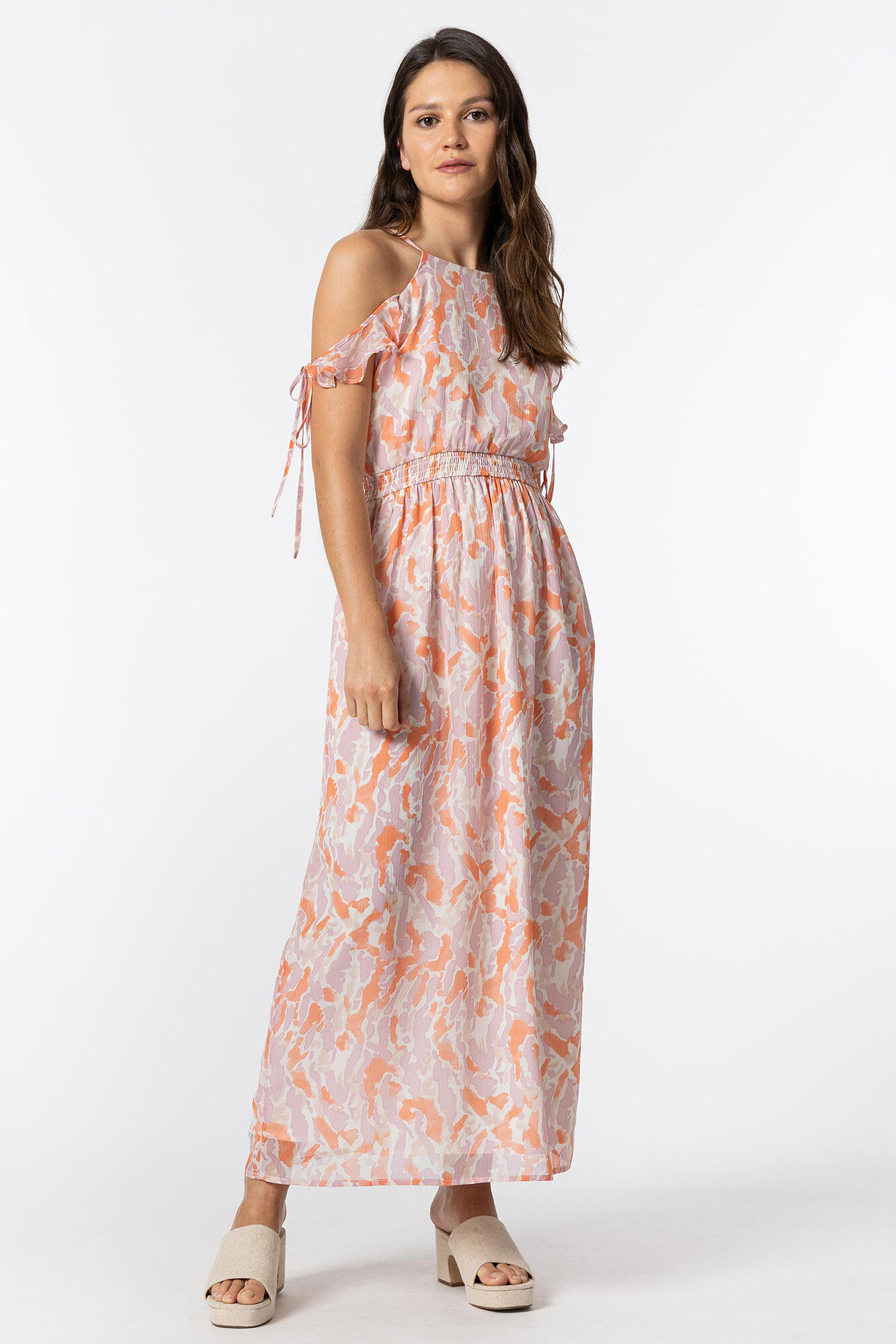 Vestido longo com mangas curtas e decote redondo.
