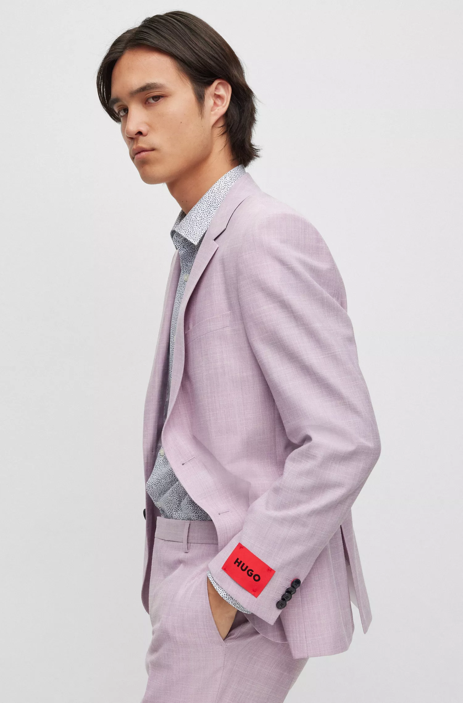 Terno HUGO vermelho, corte slim, em tecido elástico de alta performance com estampa.