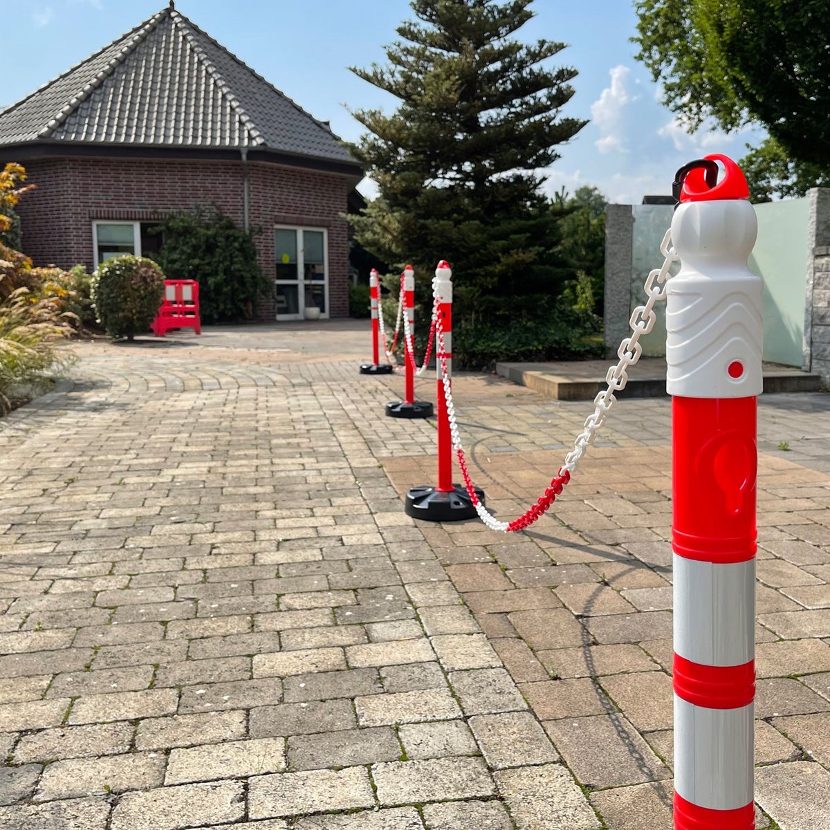 UVV Quad kettingpalen, kunststof (4 stuks), zware basisplaat incl. 10 m ketting (rood/wit) / basisset 4 palen