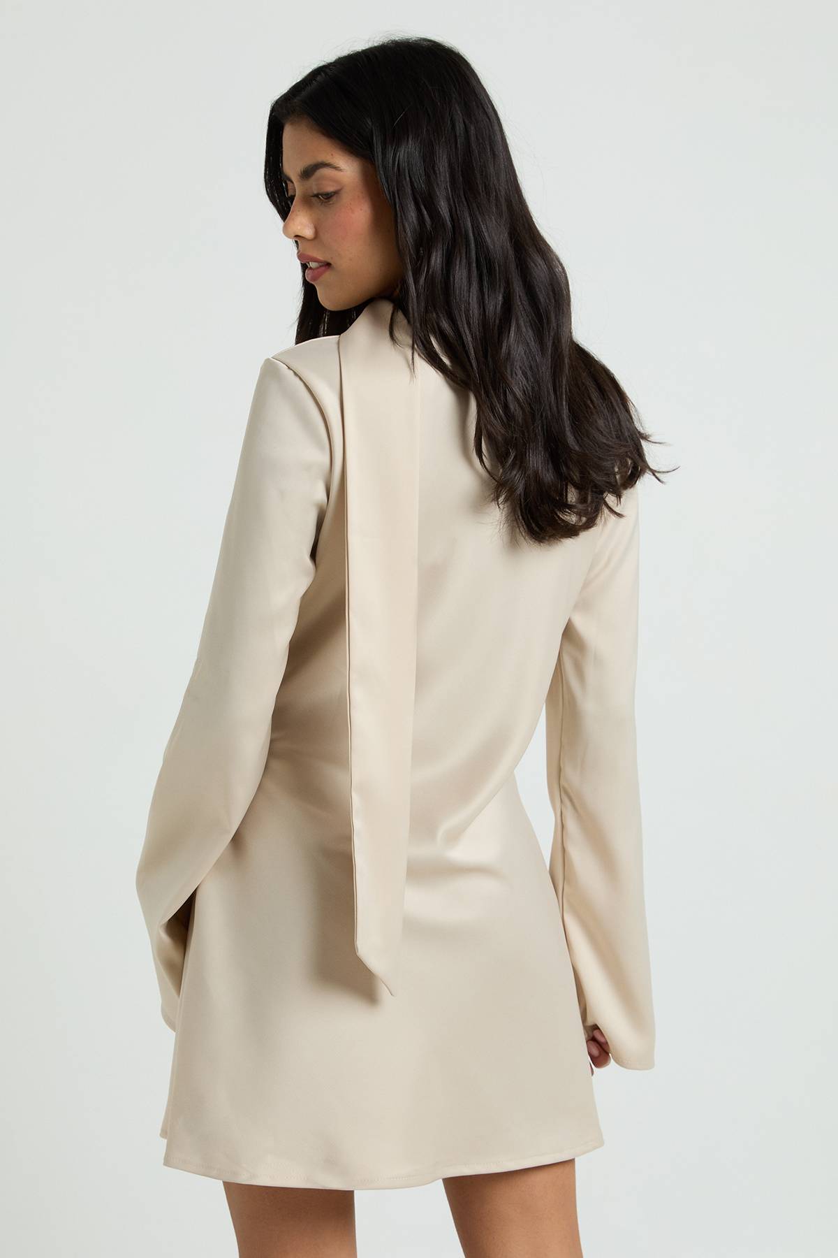 boohoo Robe Droite À Détail Foulard En Satin Texturé