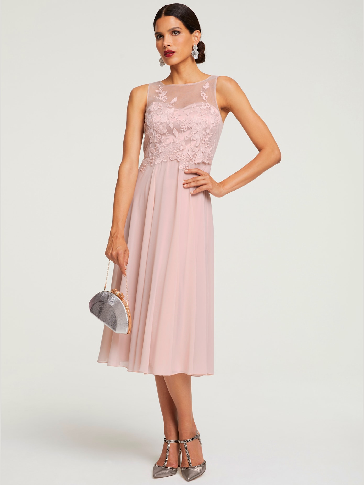 Robe de cocktail fermeture boutonnée dans le cou