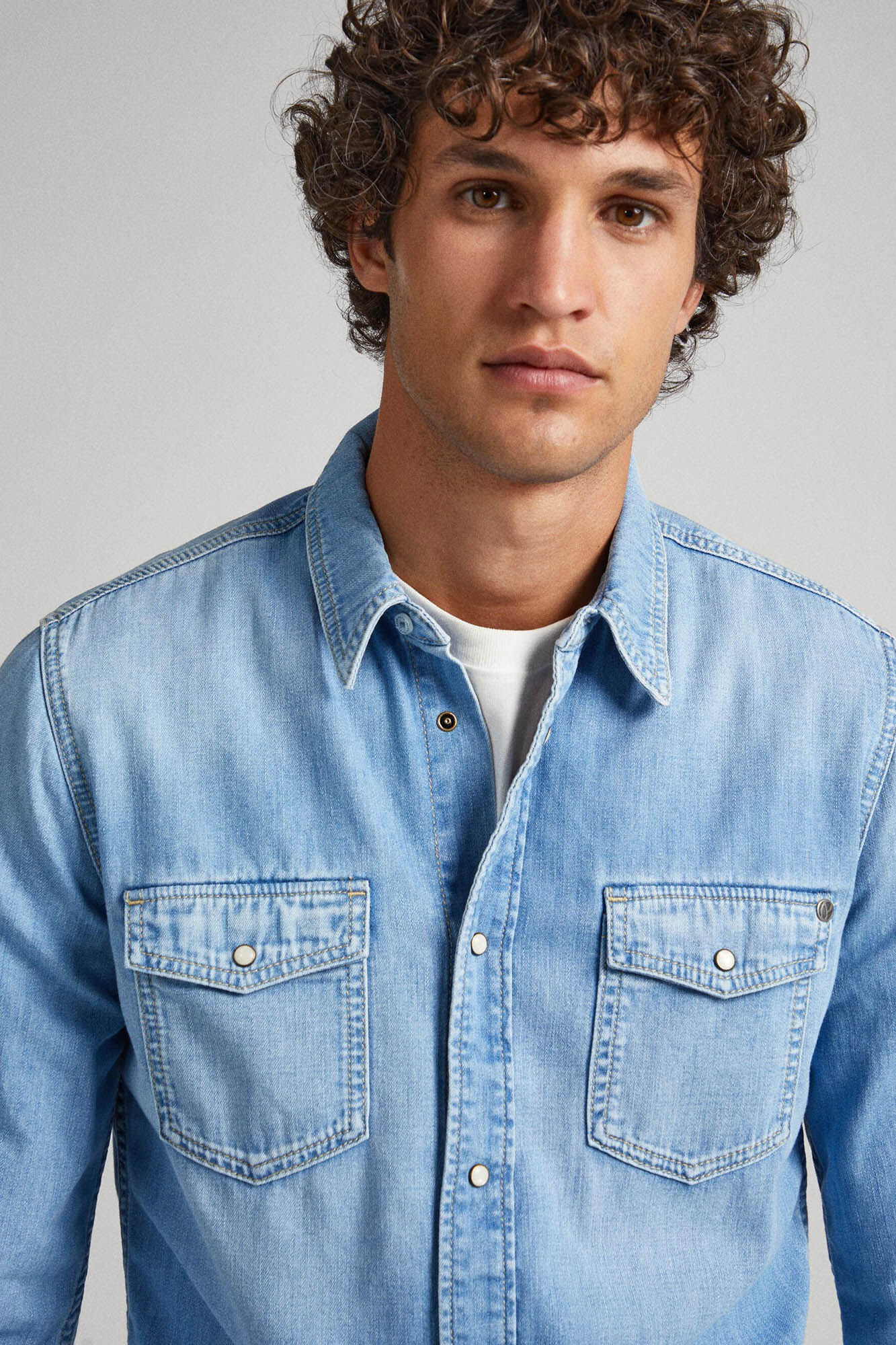 Camisa jeans de corte justo
