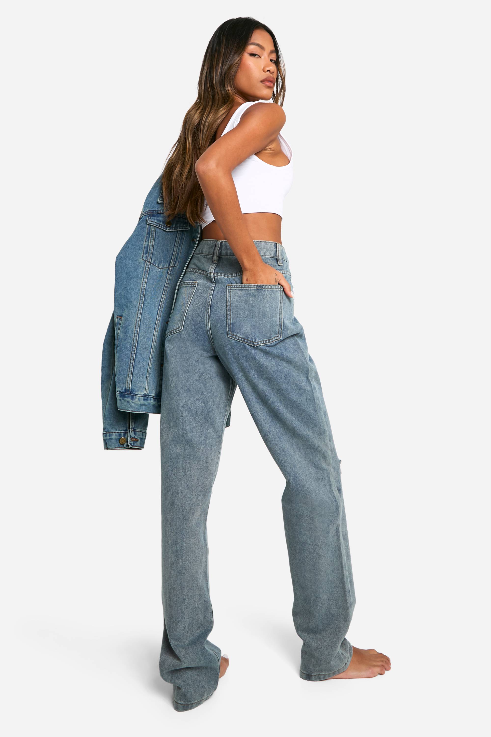 boohoo Boohoo Basics Jean taille haute droit déchiré au niveau des genoux en bleu délavé