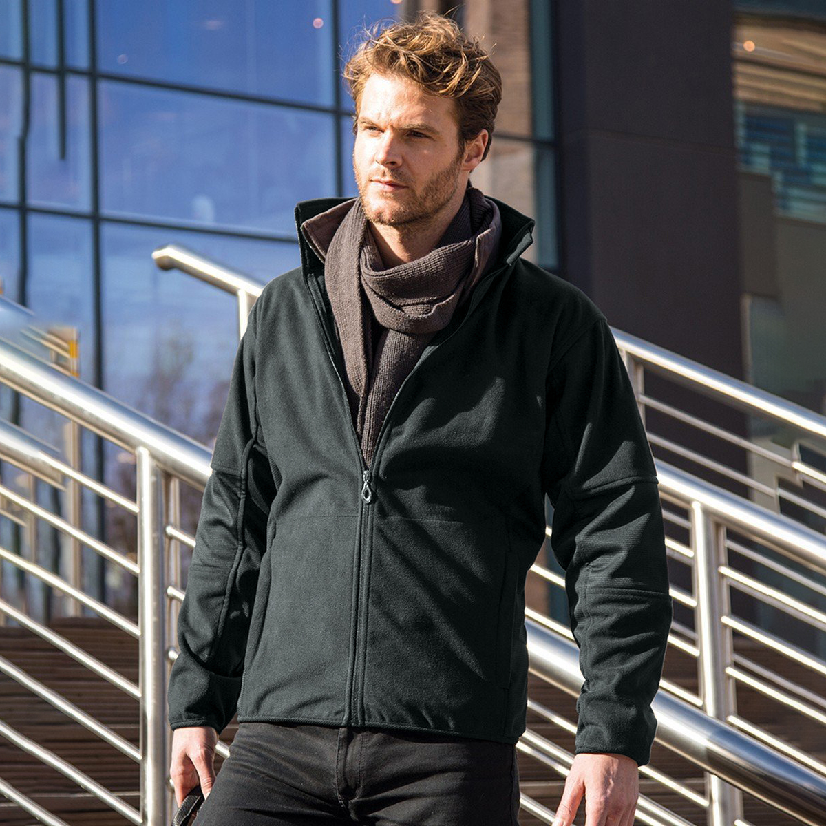 Jaqueta corta-vento e softshell impermeável modelo Osaka em tecido combinado.