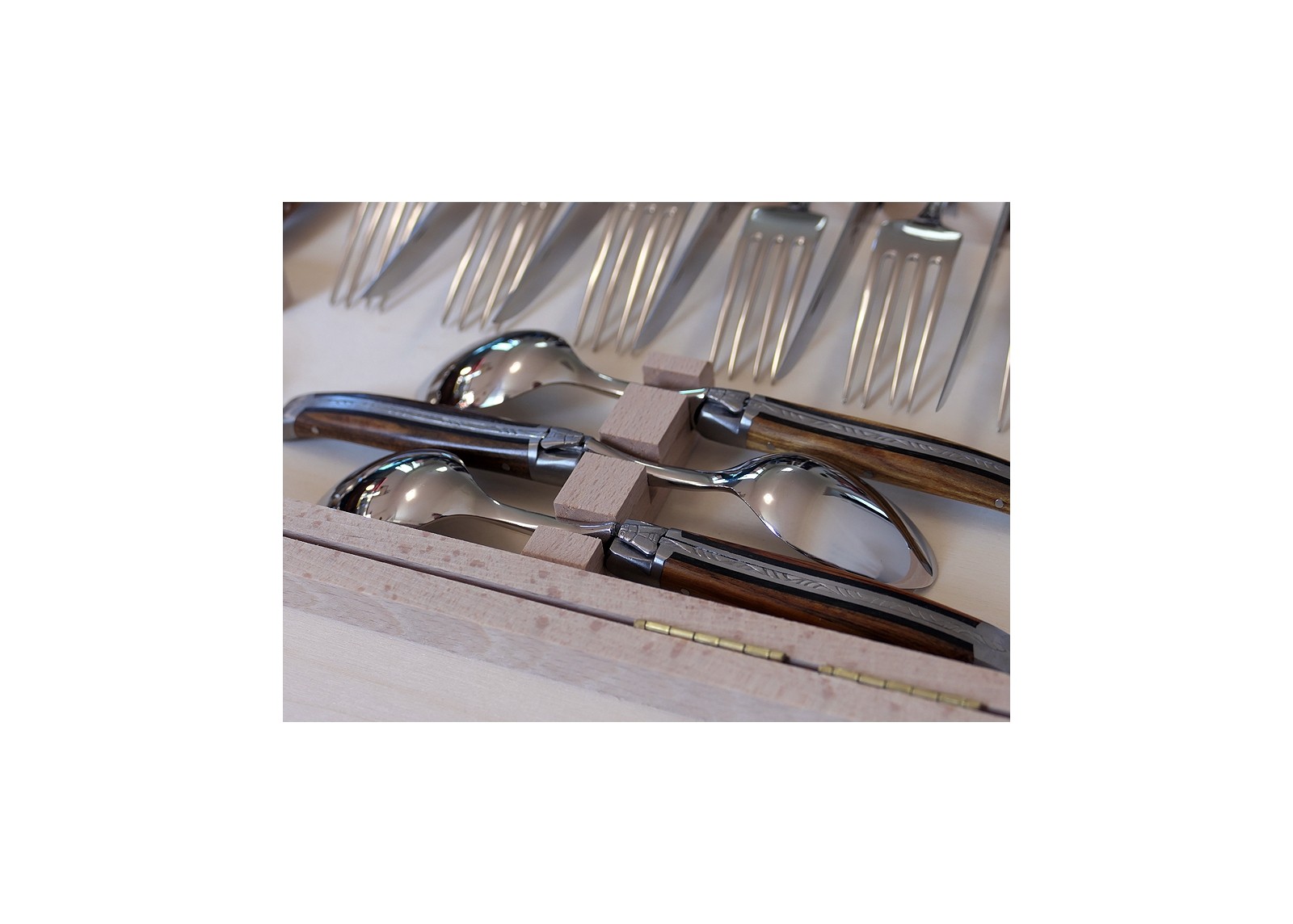 Service Laguiole de 24 pièces avec un manche en bois de pistachier et mitres en acier inoxydable