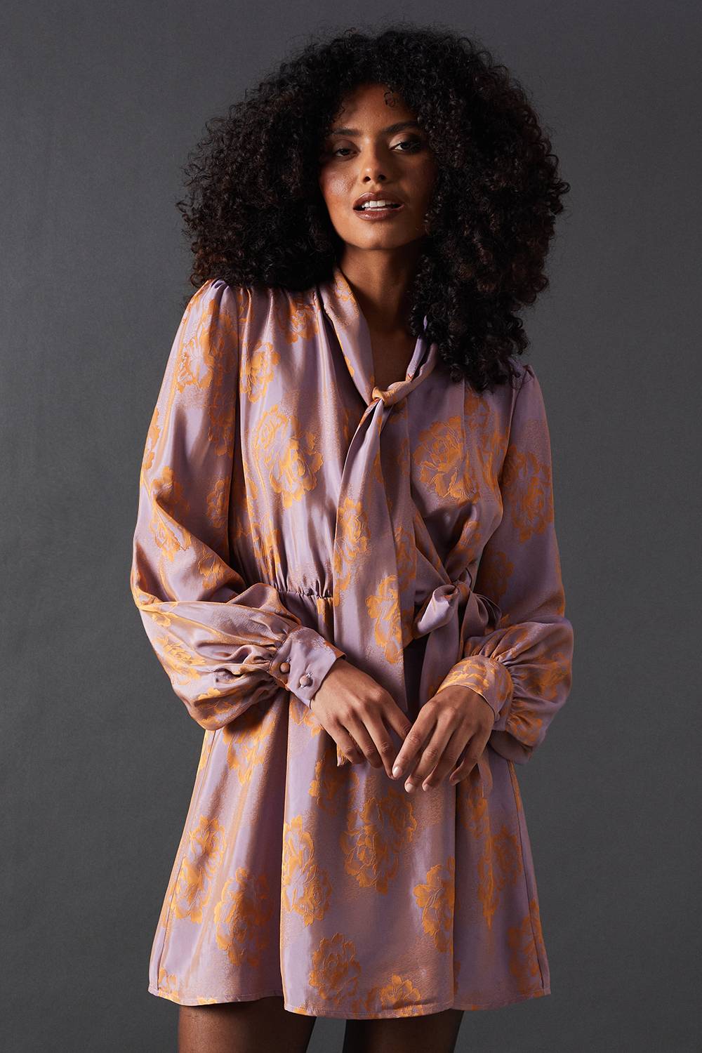 Warehouse Robe Mini Évasée en Satin à Motif Jacquard Rose avec Col Noué