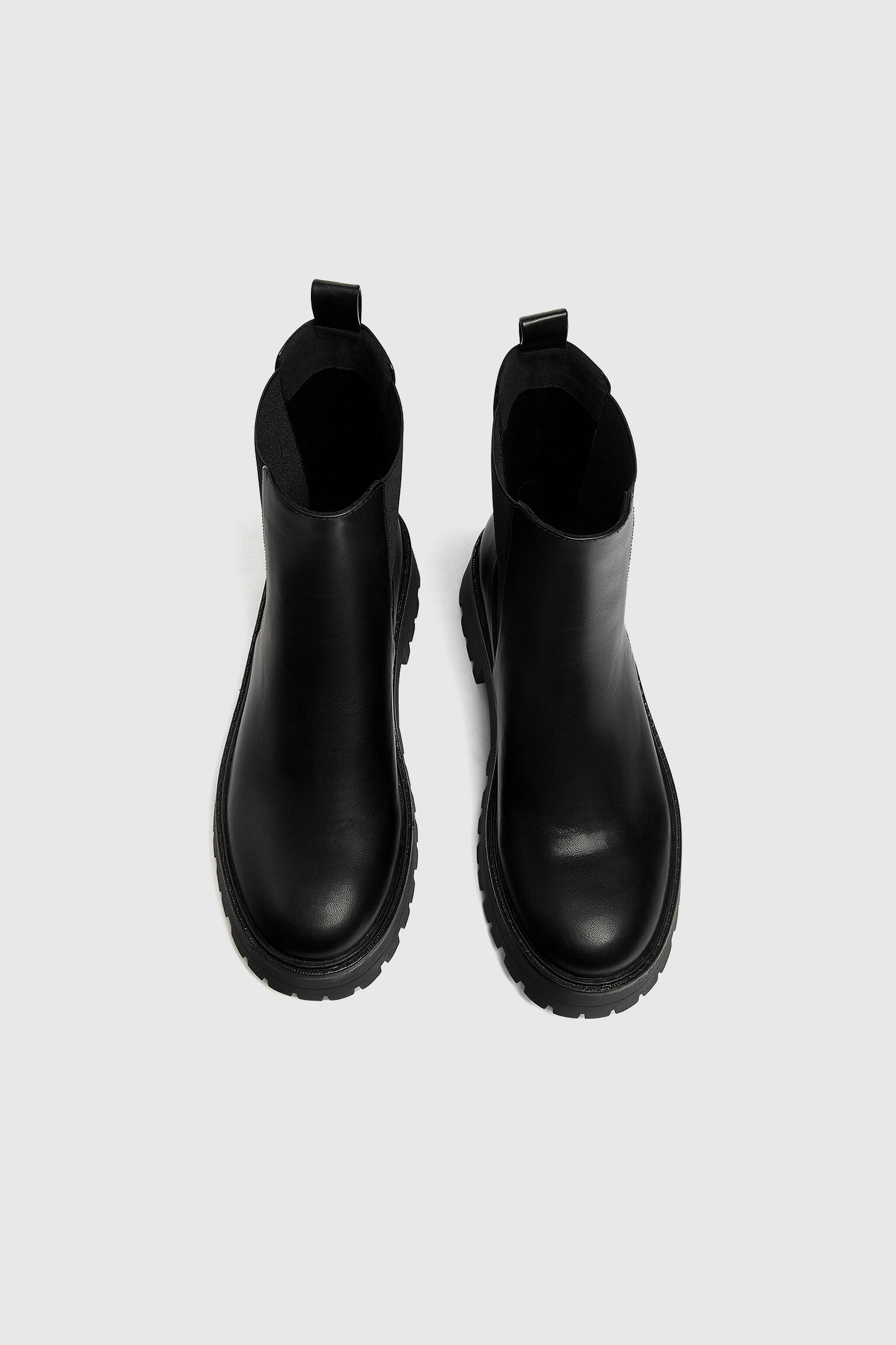 Bota Chelsea com sola tratorada - Preta