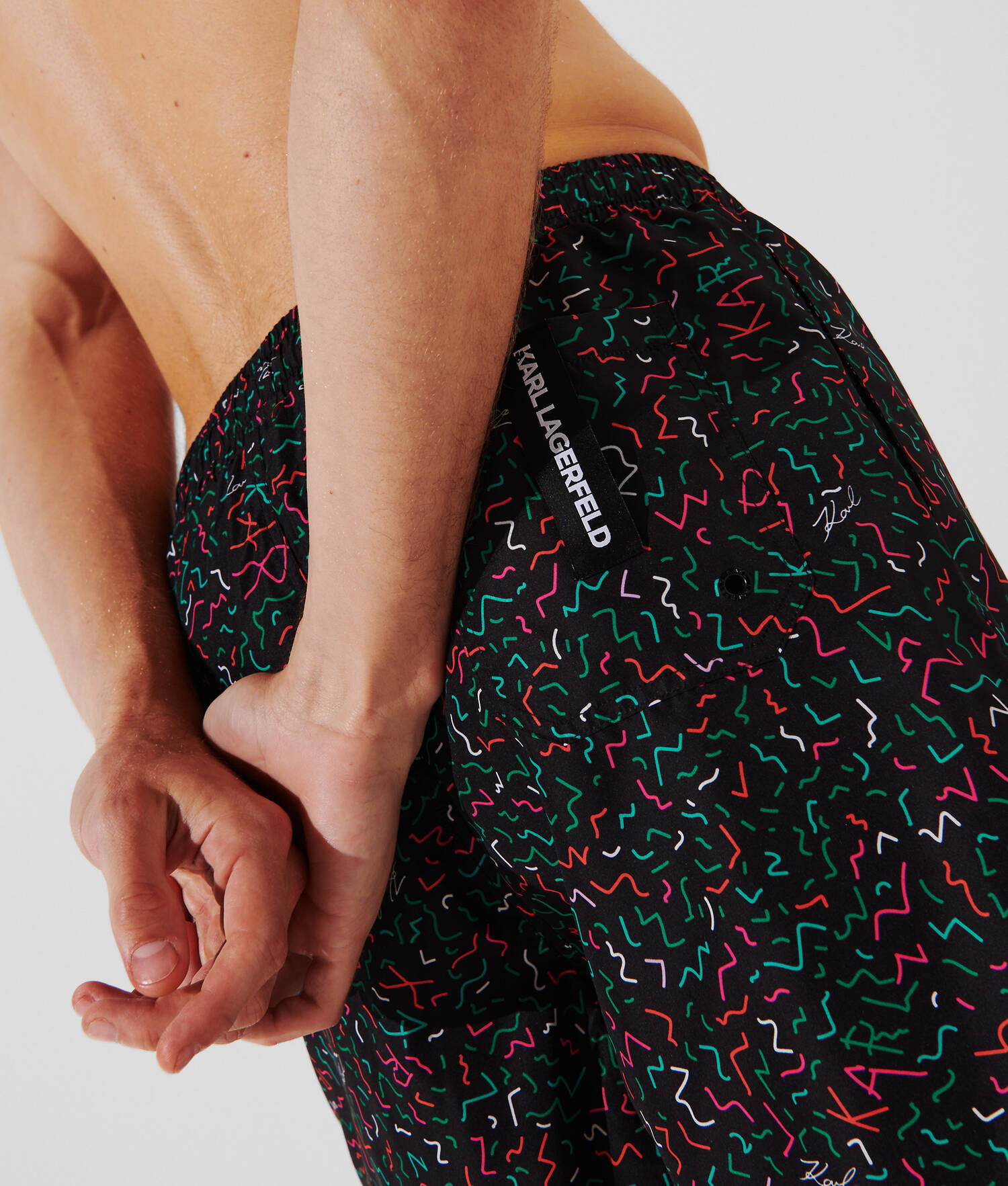 SHORT DE BAIN À IMPRIMÉ GÉOMÉTRIQUE