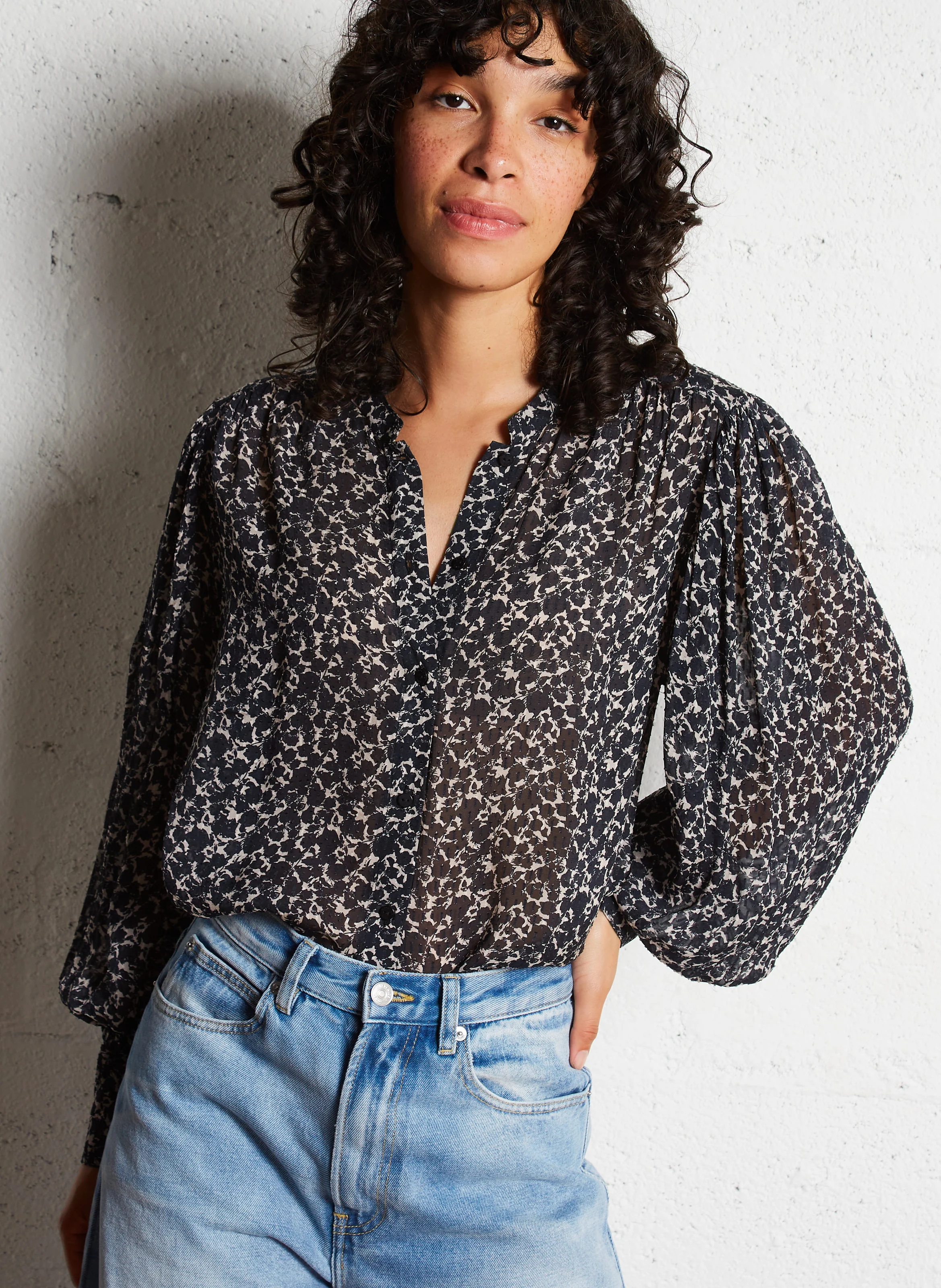 CORNA - Chemise col V droite imprimée | Noir