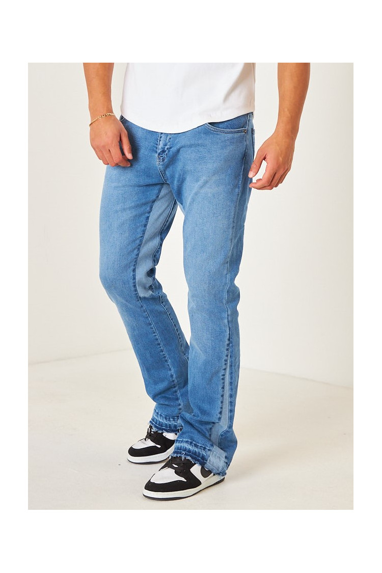 Jeans bleu évasé aux chevilles