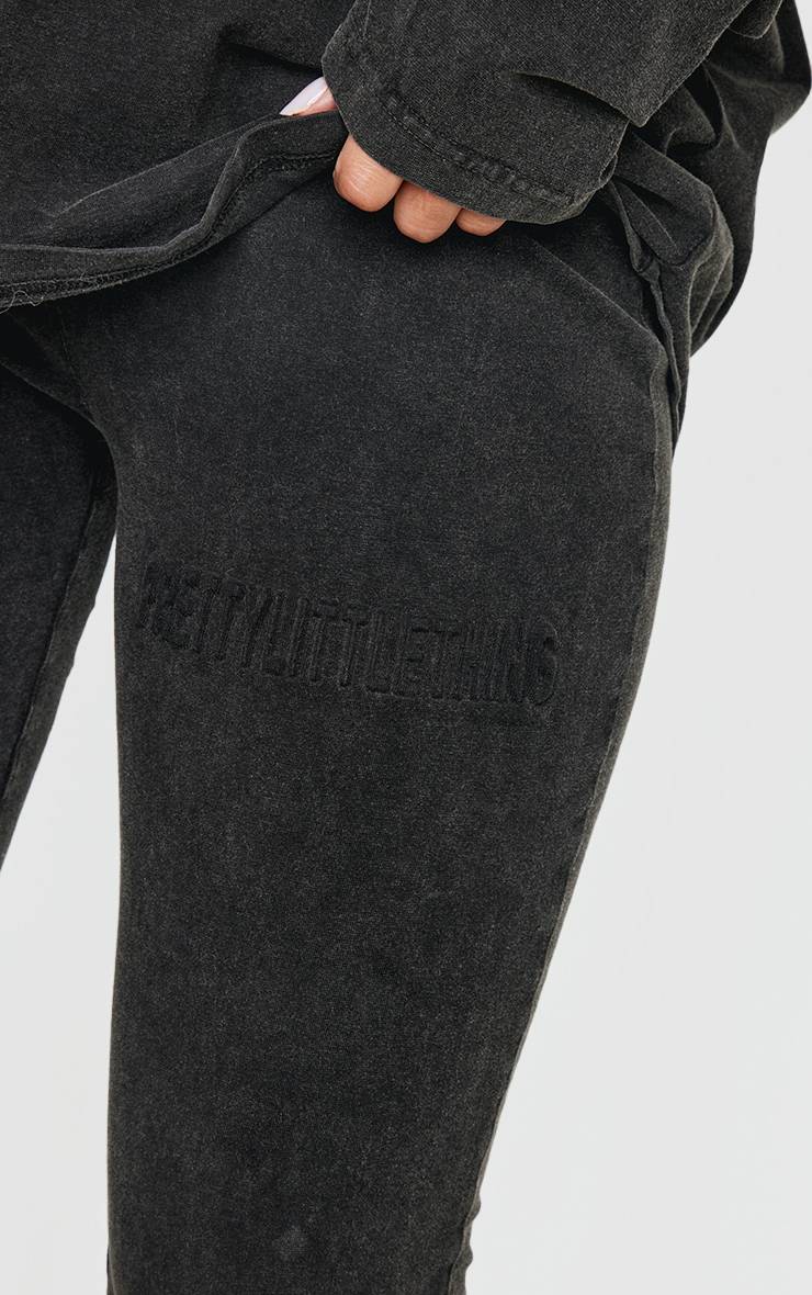Noir Prettylittlething Pantalon Évasé Skinny Noir Délavé Avec Logo En Relief
