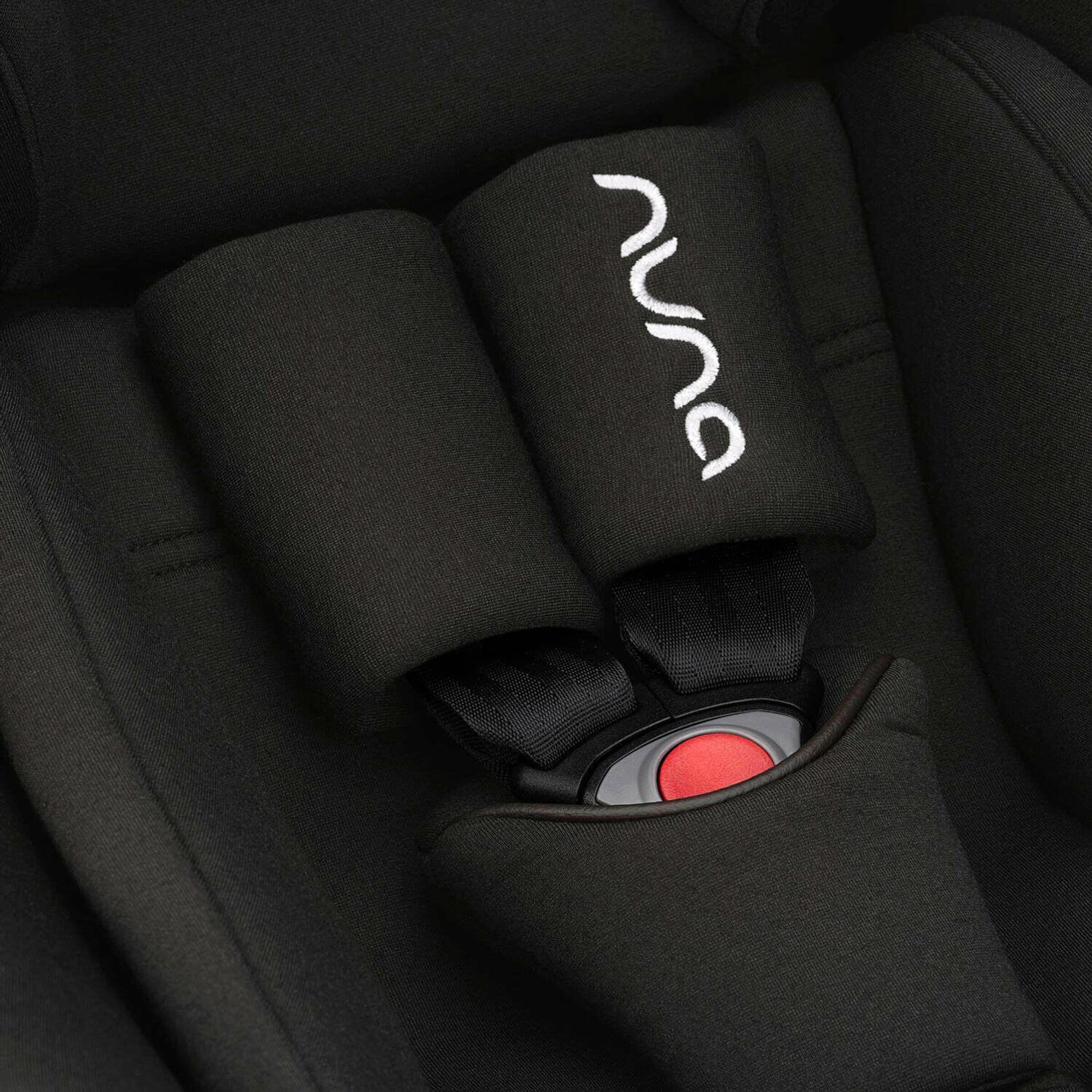 Nuna Babyschale PIPA urbn mit integrierter Isofix-Basis Caviar