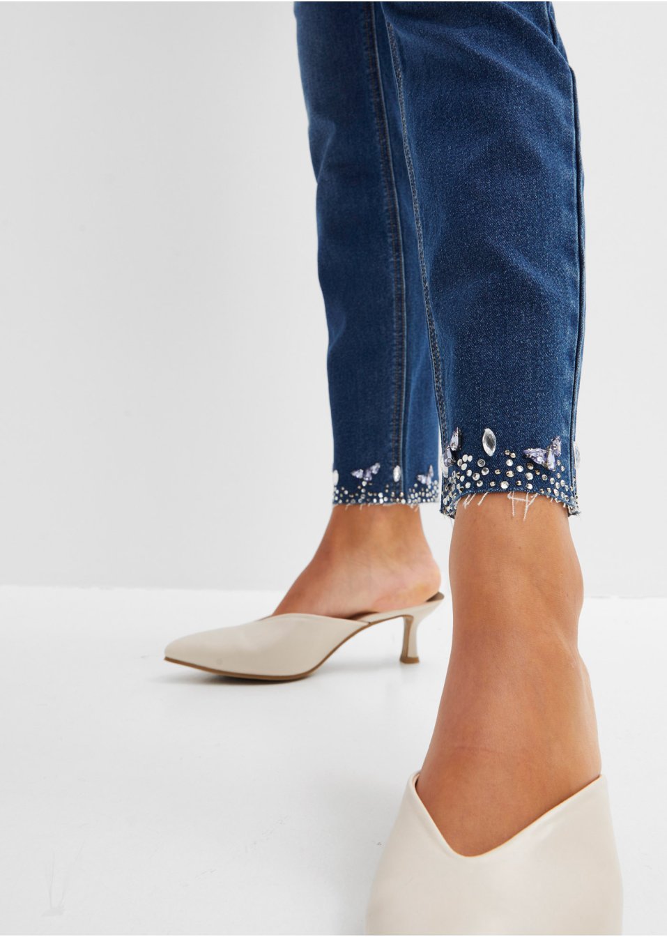Jean extensible avec strass appliqués