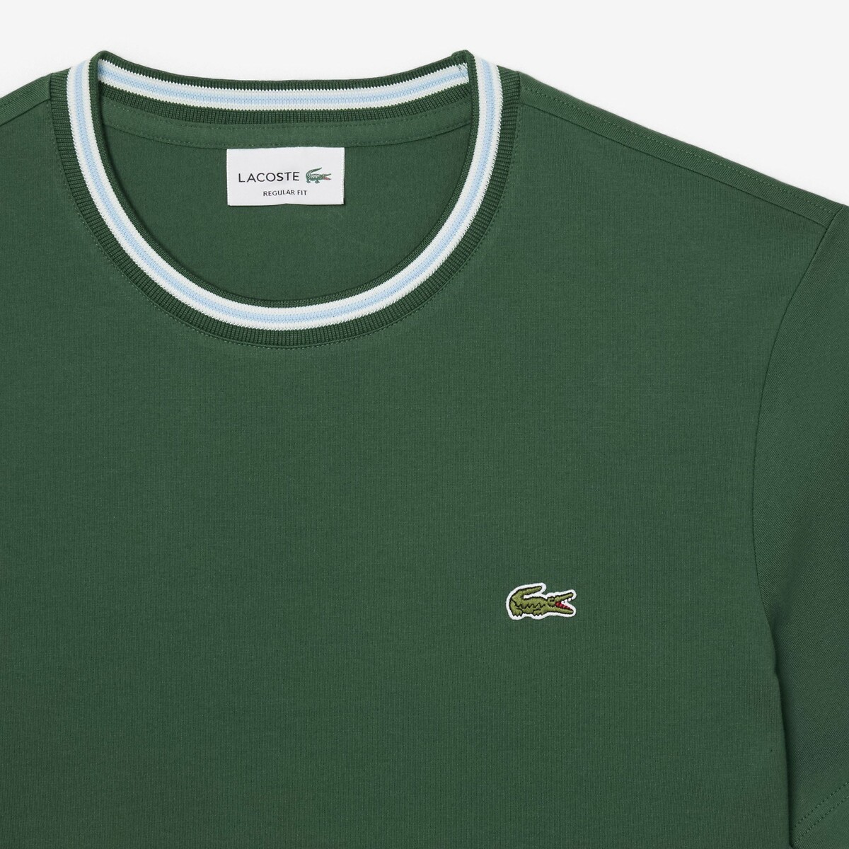 Camiseta LACOSTE com listras na gola. Modelagem regular.