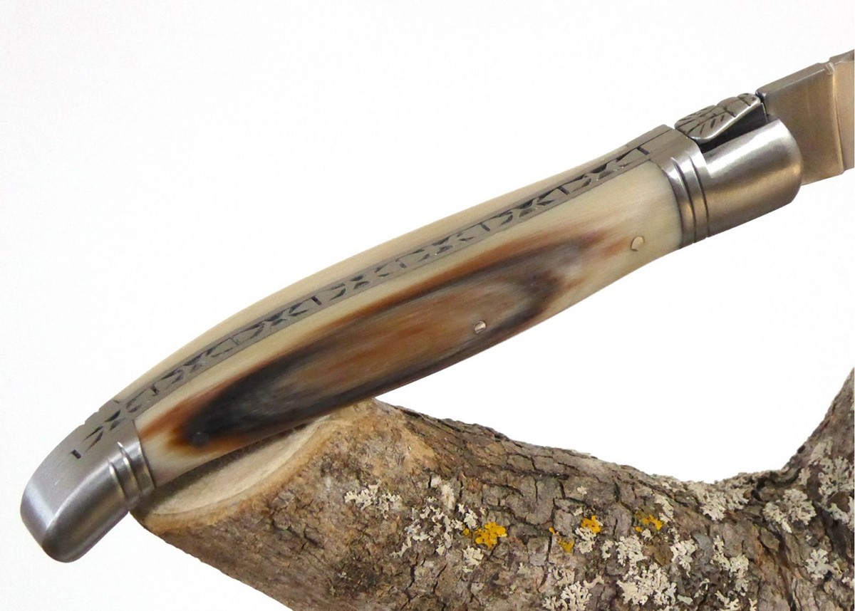 Couteau Laguiole bombé avec un manche en Corne blonde et mitres inox