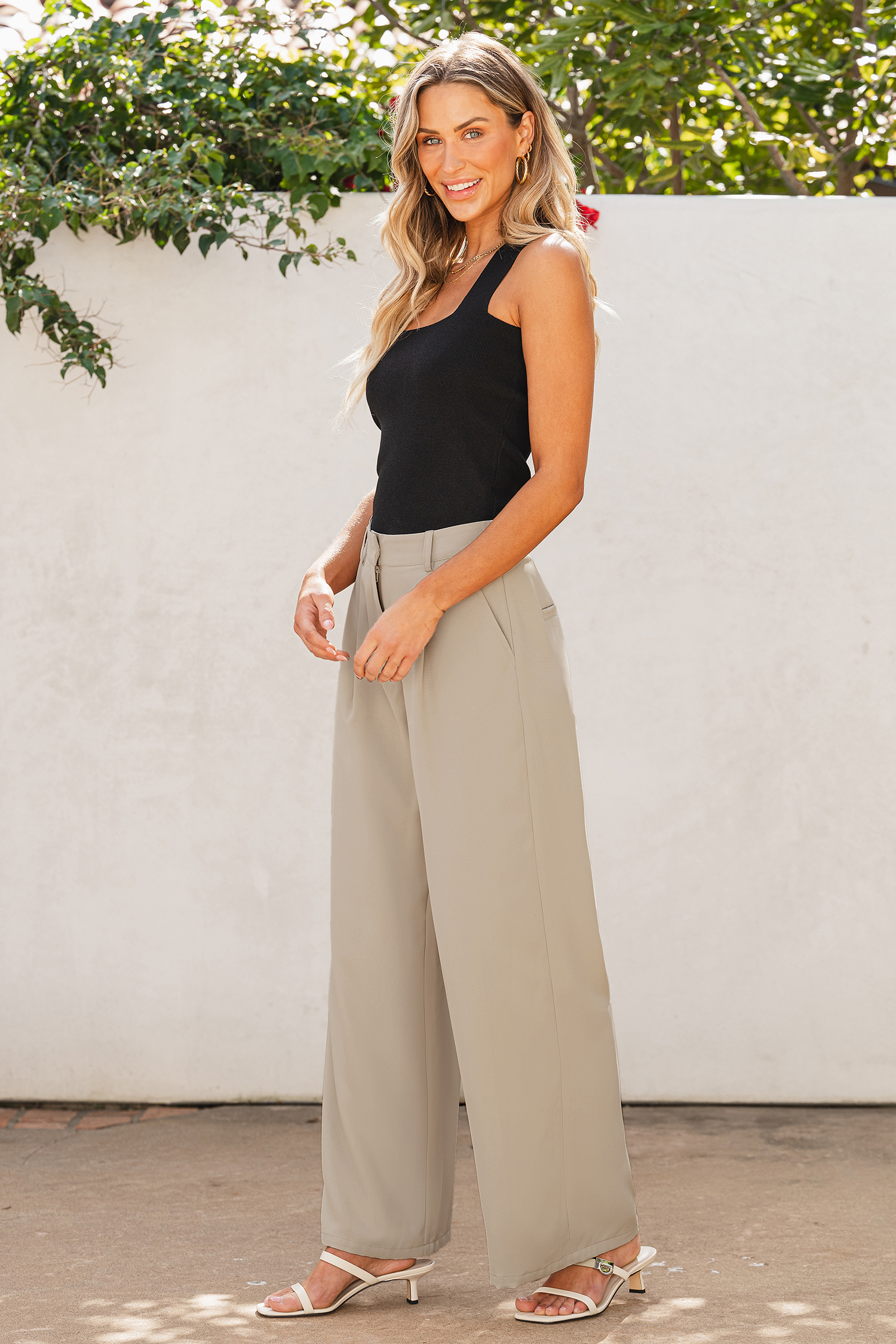 Pantalon à jambes droites plissé beige
