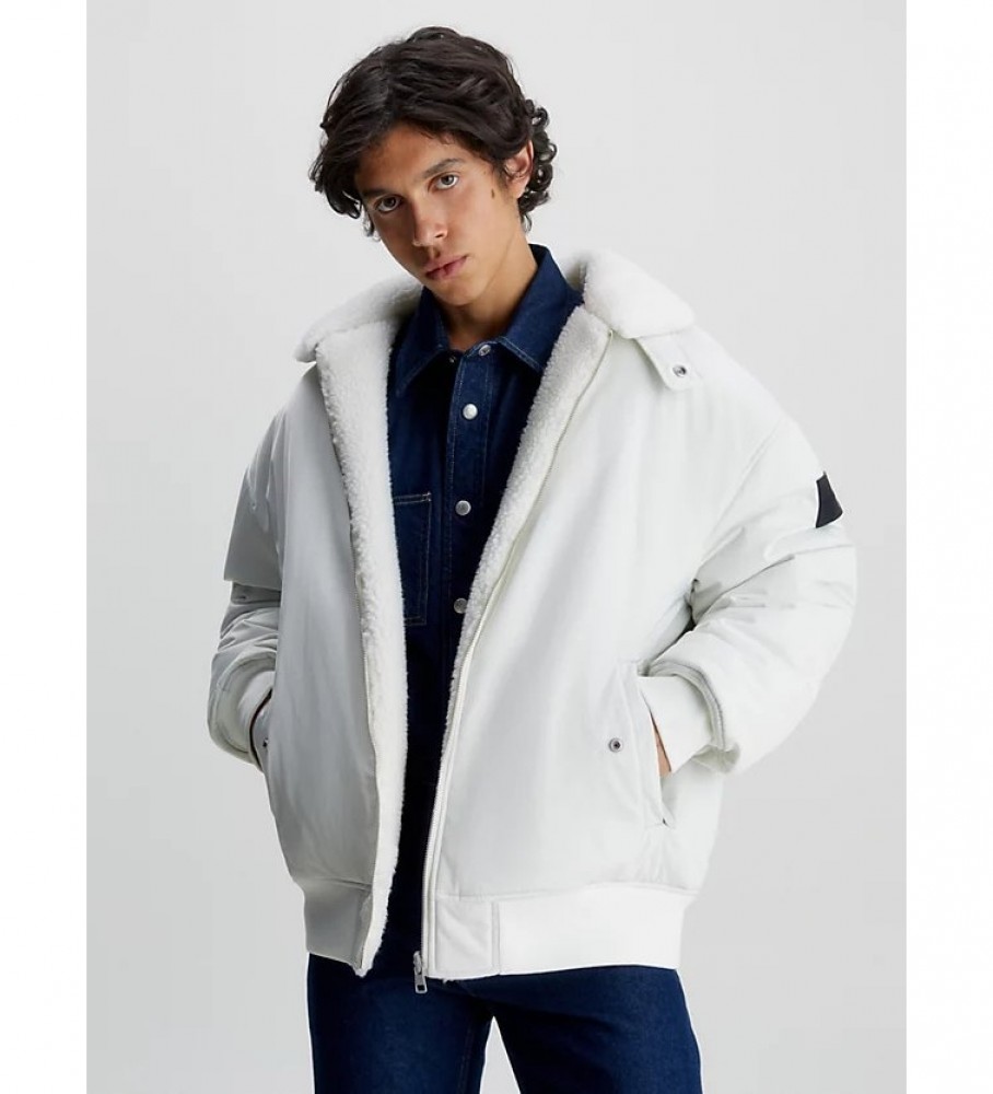 Jaqueta bomber reversível de sherpa e pele sintética da Calvin Klein Jeans, branca.