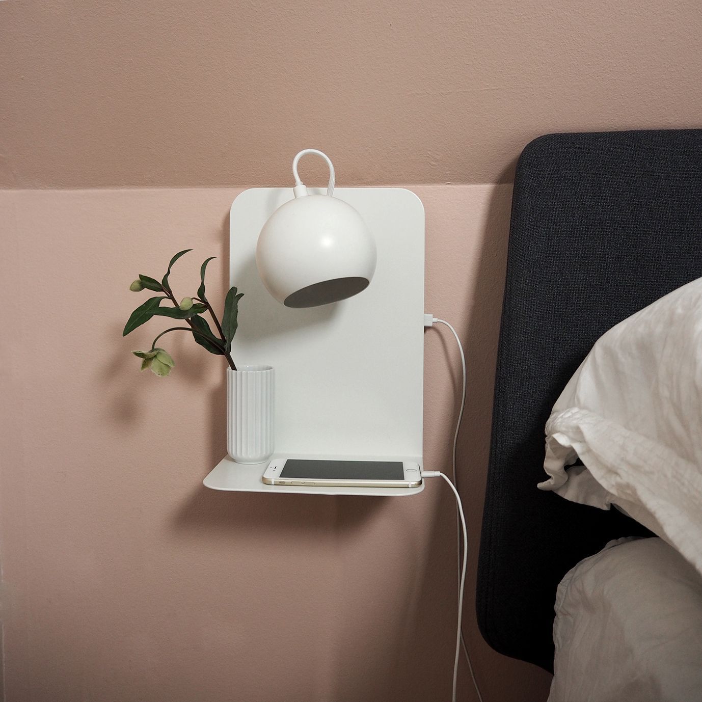 Frandsen Ball wandlamp met usb-poort mat wit