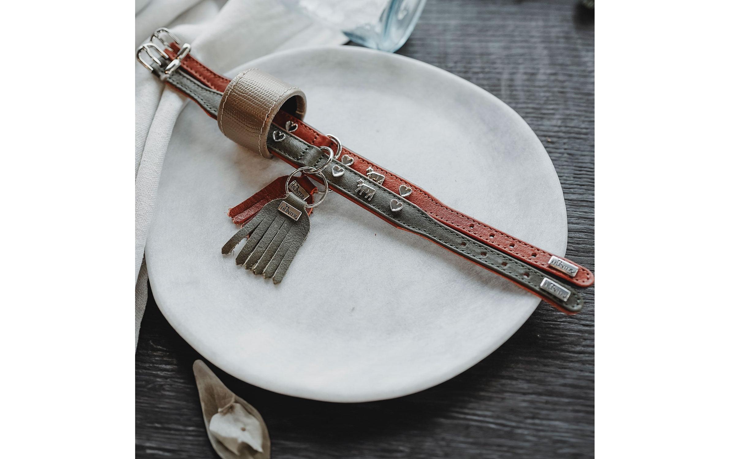 Halsband München Mini 30/XS, Rindsleder, Cognac/SchwarzKlassisches Halsband für kleine Hunde und Welpen, mit auffälligen Besätzen im Trachten-Look