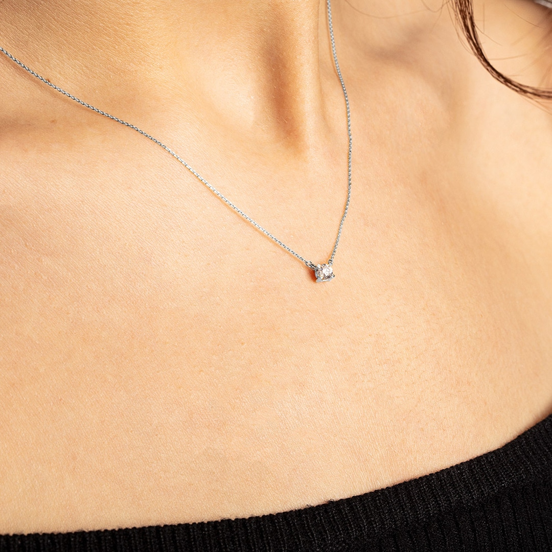 Collier mit Anhänger 750/18 K Weissgold mit Diamant 0.20 ct H/si
