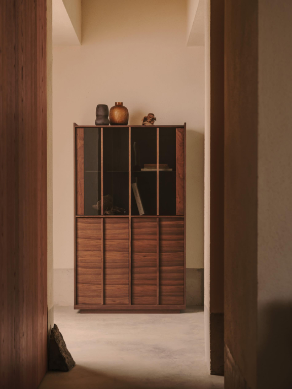 Kave Home Onix vitrine kast 101x170 walnoot