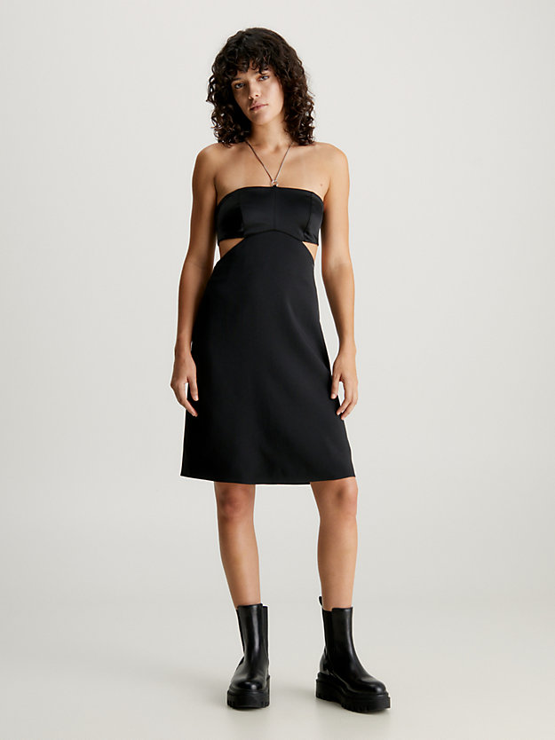 Vestido bustiê com detalhe de corrente de cetim