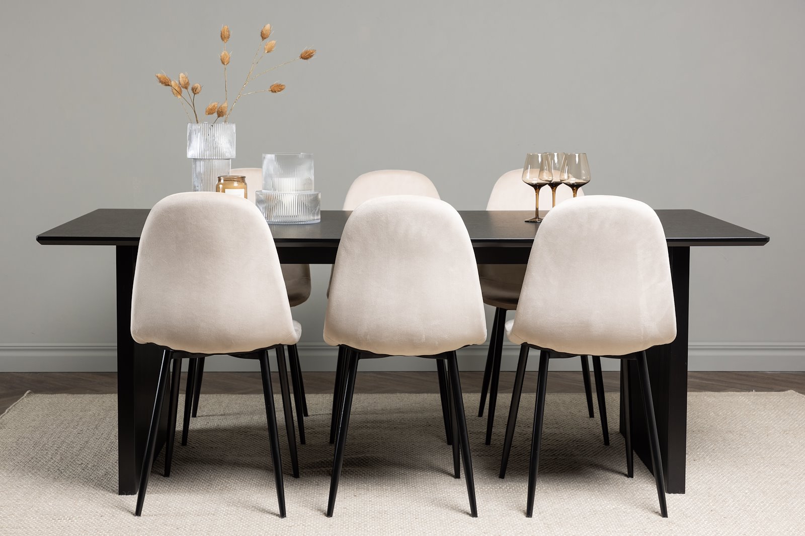 Vail og Polar Spisegruppe Vail spisebord i sort med 6 stk. Polar spisestoler i Beige og sorte ben.