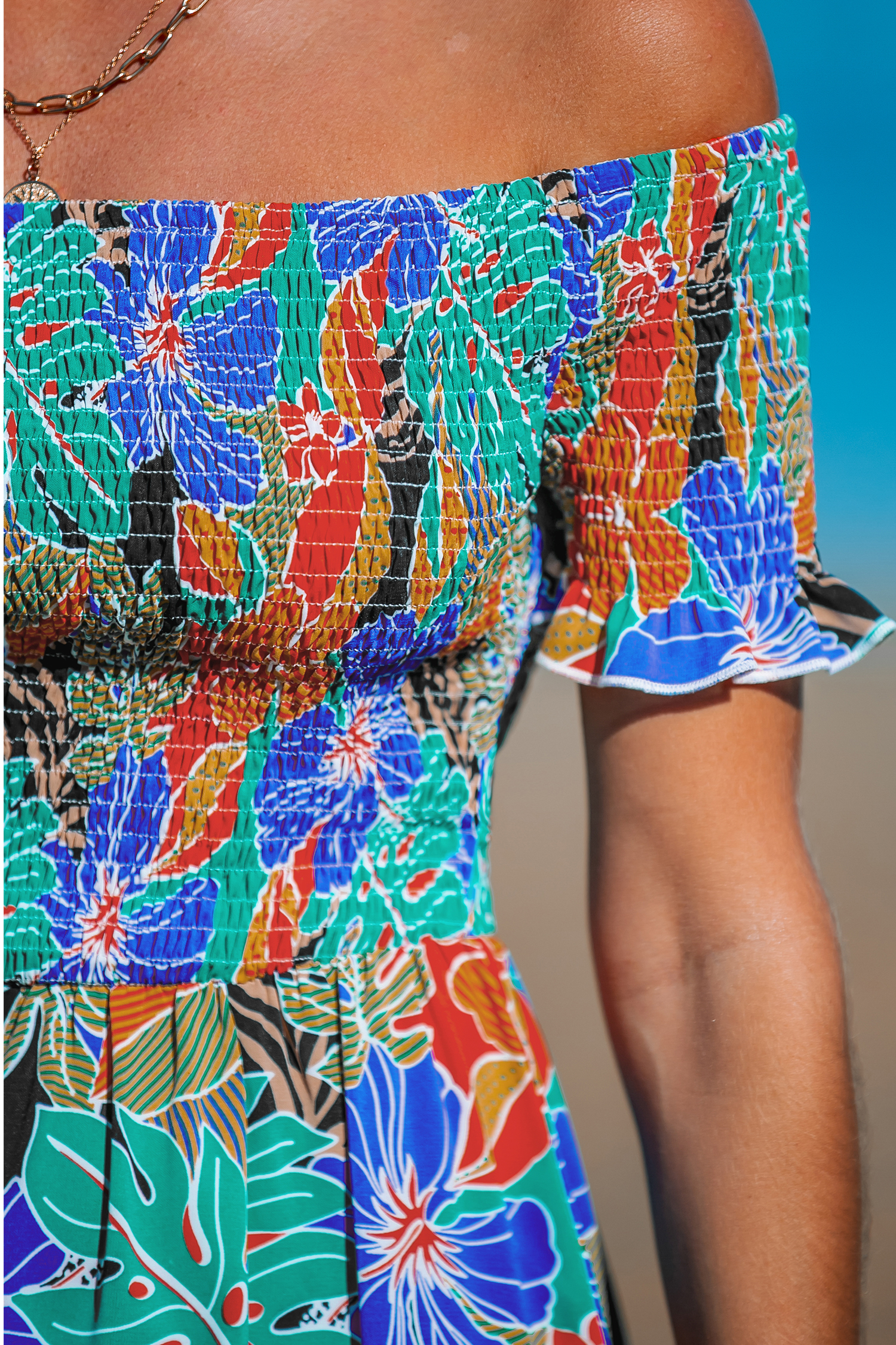 Robe maxi avec épaule dénudée à smocks et fleurs tropicales