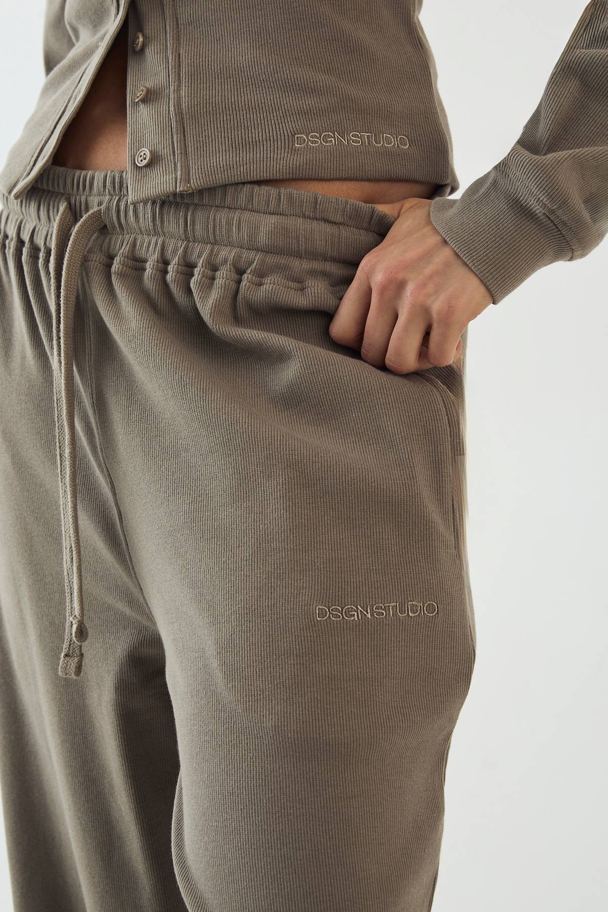 Jogging DSGN Studio à Jambes Droites en Côtes Épaisses