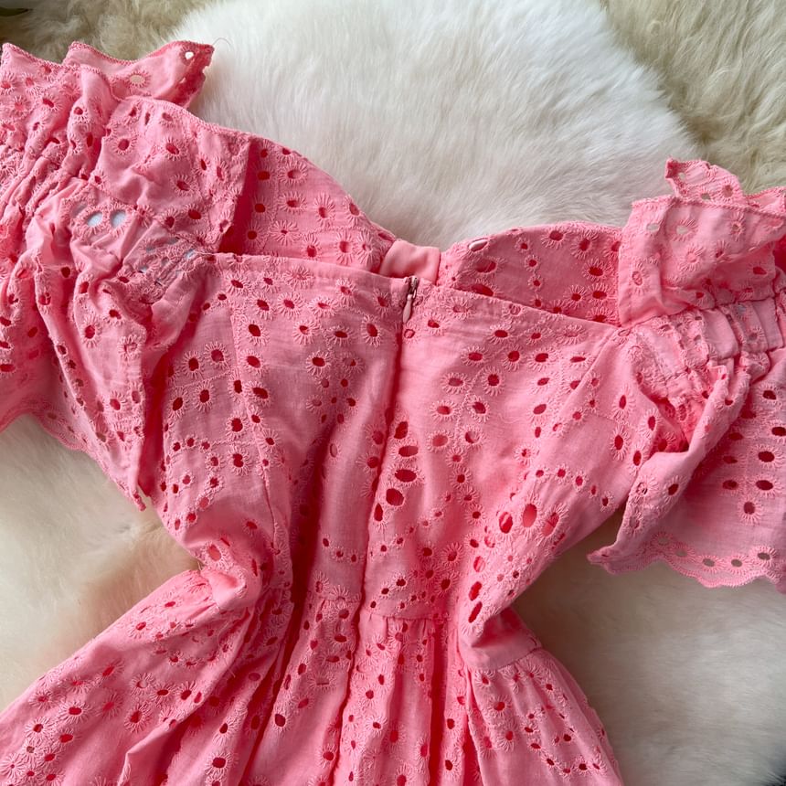 Lucuna - A-lijn maxi-jurk met korte mouwen en off-shoulder, effen borduursel en oogjes