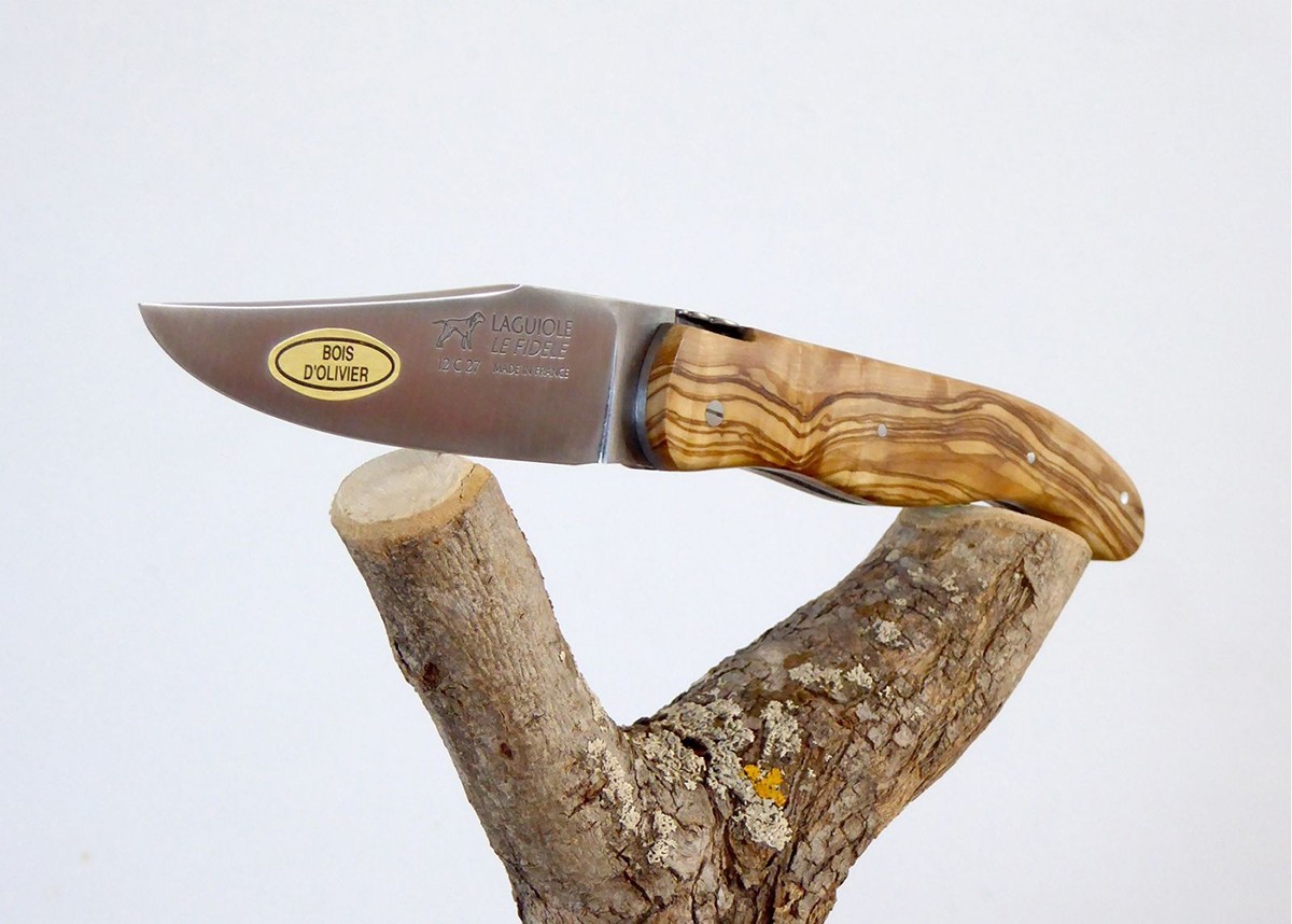 Couteau Laguiole de chasse avec un manche en Olivier