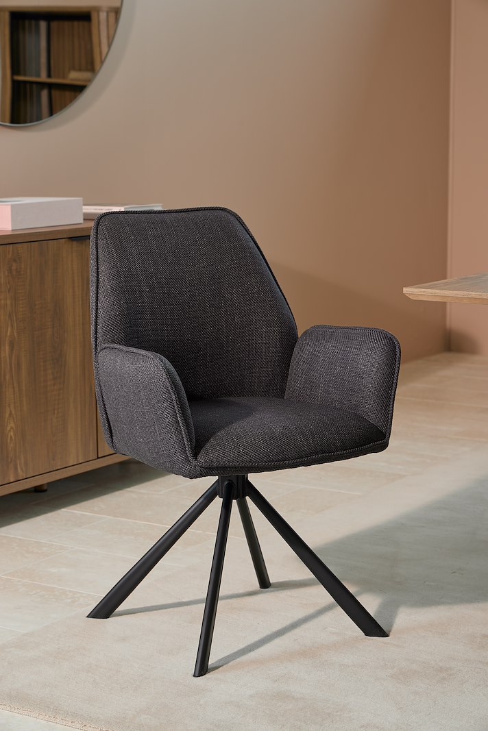 Glenda spisestol med arm Tekstil Basel 16 Anthracite med sortlakkert stålben