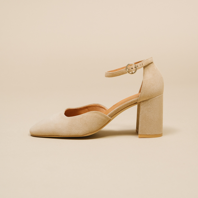 Babies à talons et bouts carrés  en velours beige